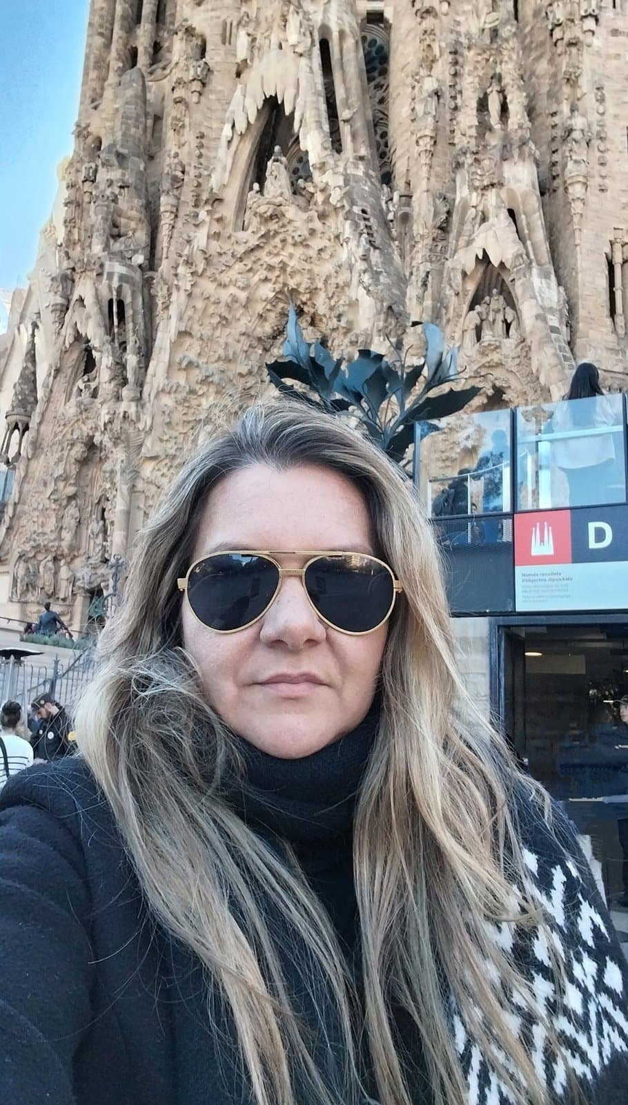 Érica em frente à Sagrada Família, em Barcelona