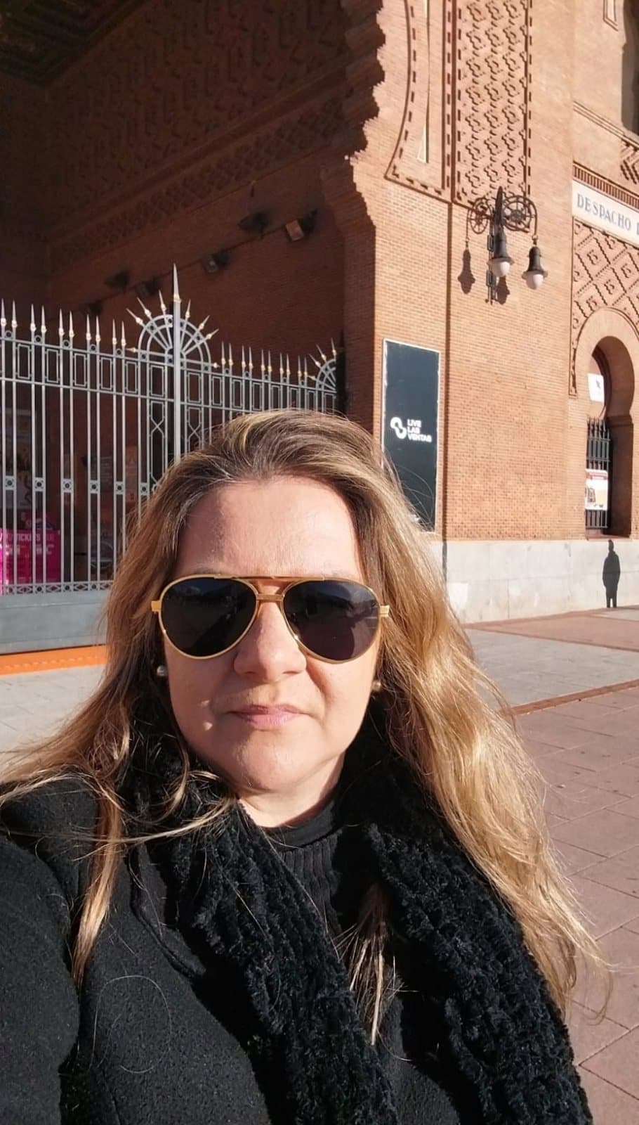 Érica em frente à Plaza de Toros de Las Ventas, em Madri