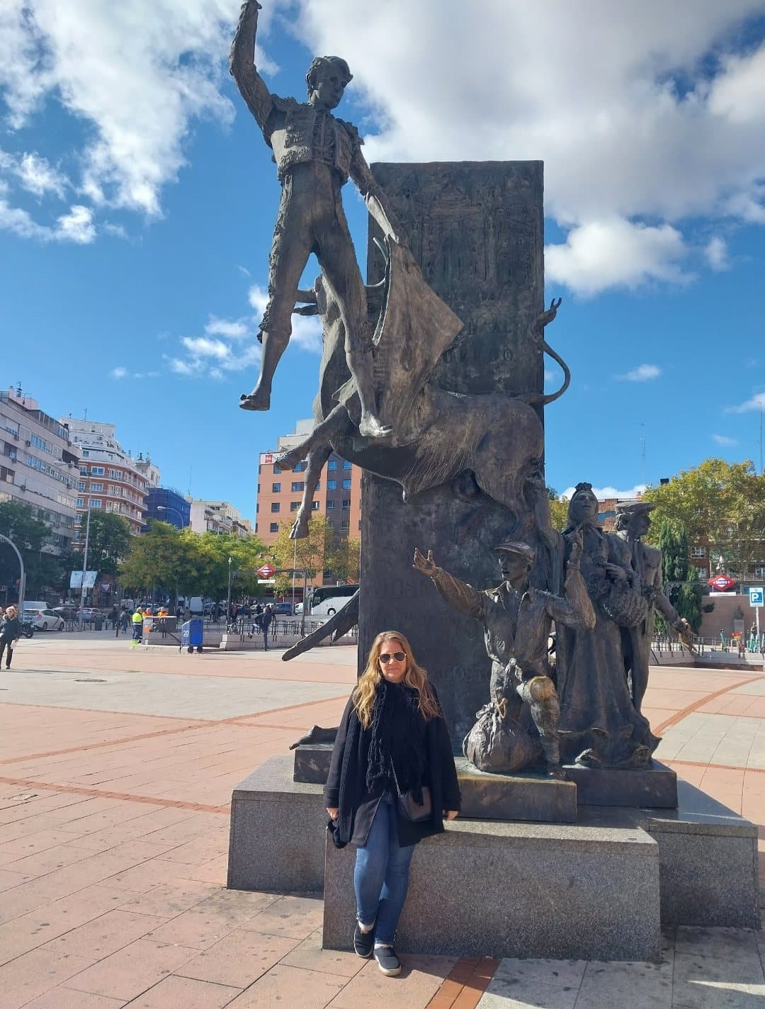 Érica junto ao monumento ao toureiro em Las Ventas, Madri
