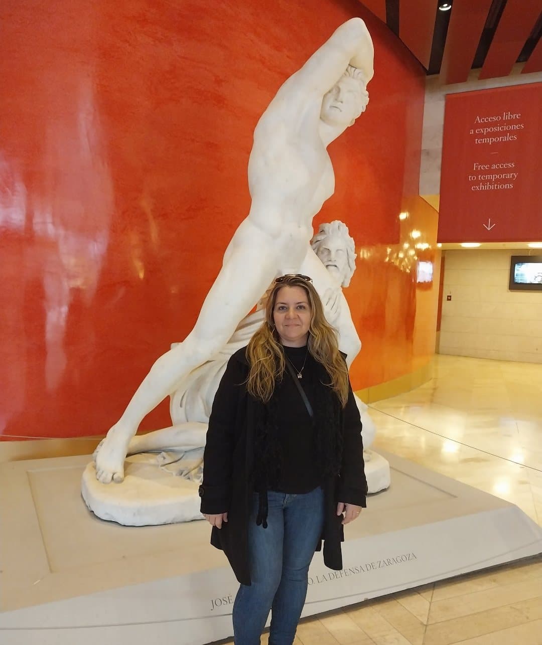 Érica no Museu do Prado, diante da escultura La defensa de Zaragoza