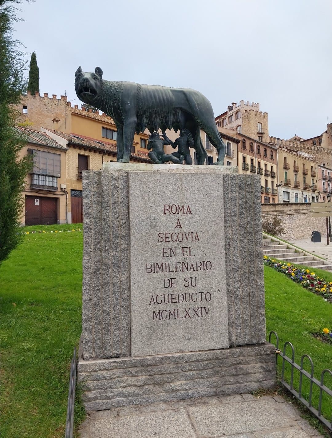 Monumento à loba capitolina, presente de Roma a Segóvia
