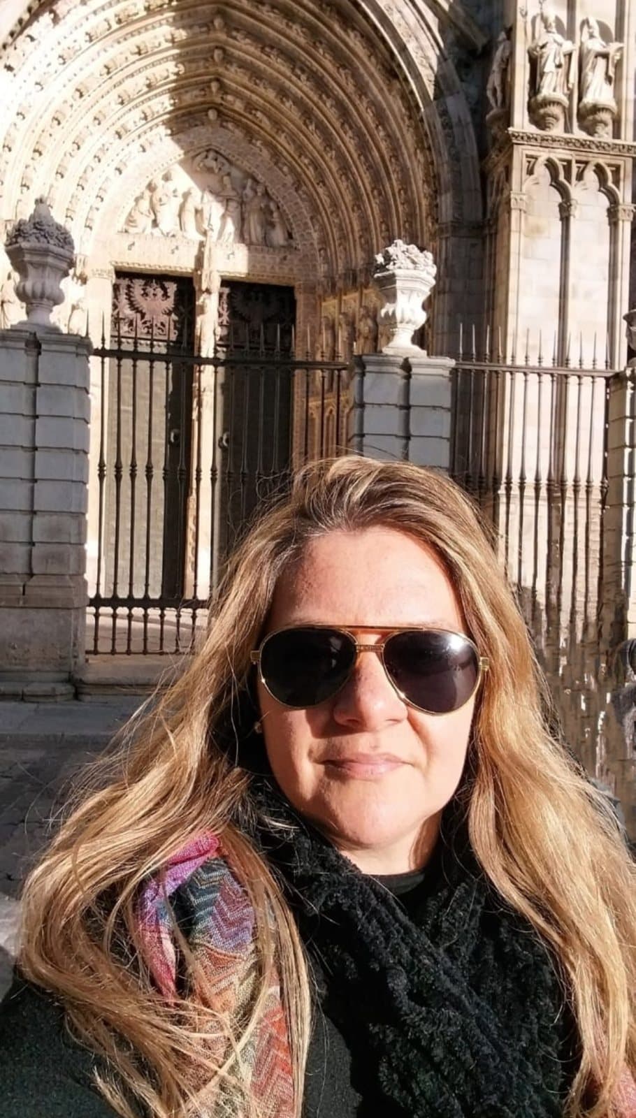 Érica em frente à Catedral de Toledo